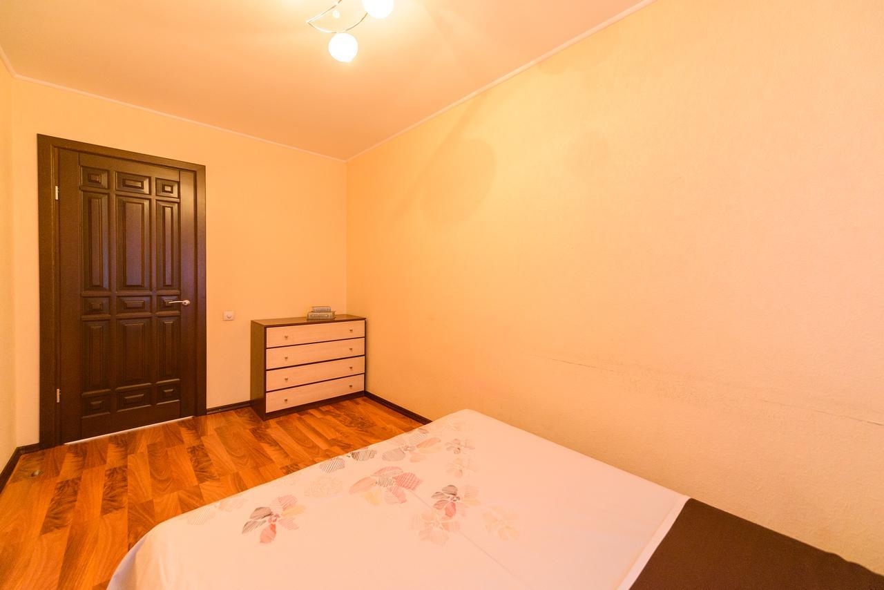 Apartment On Hryhoriia Chuprynky Киев Екстериор снимка