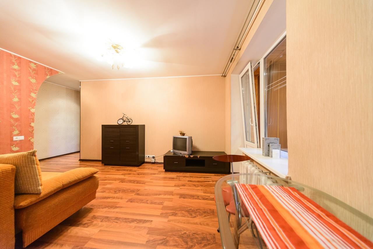 Apartment On Hryhoriia Chuprynky Киев Екстериор снимка