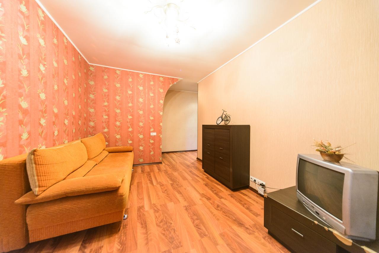 Apartment On Hryhoriia Chuprynky Киев Екстериор снимка
